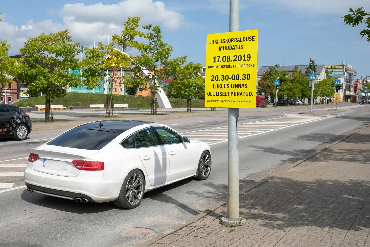 Rakvere tänavatele on paigaldatud liikluskorralduse muudatusi tähistavad tahvlid.