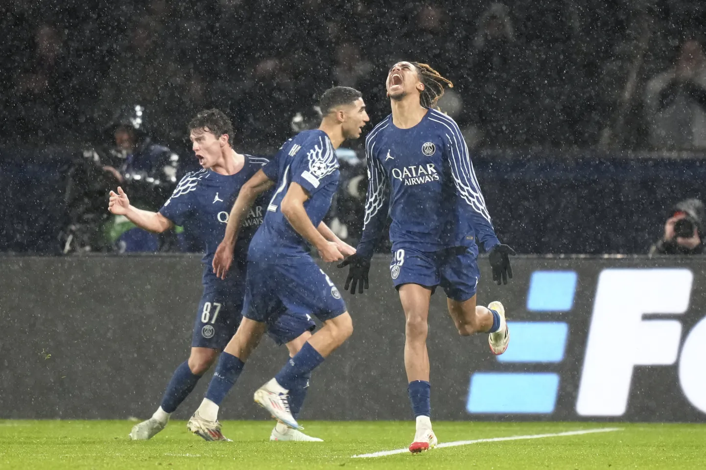 PSG mängijad tähistavad pärast viigivärava löömist.