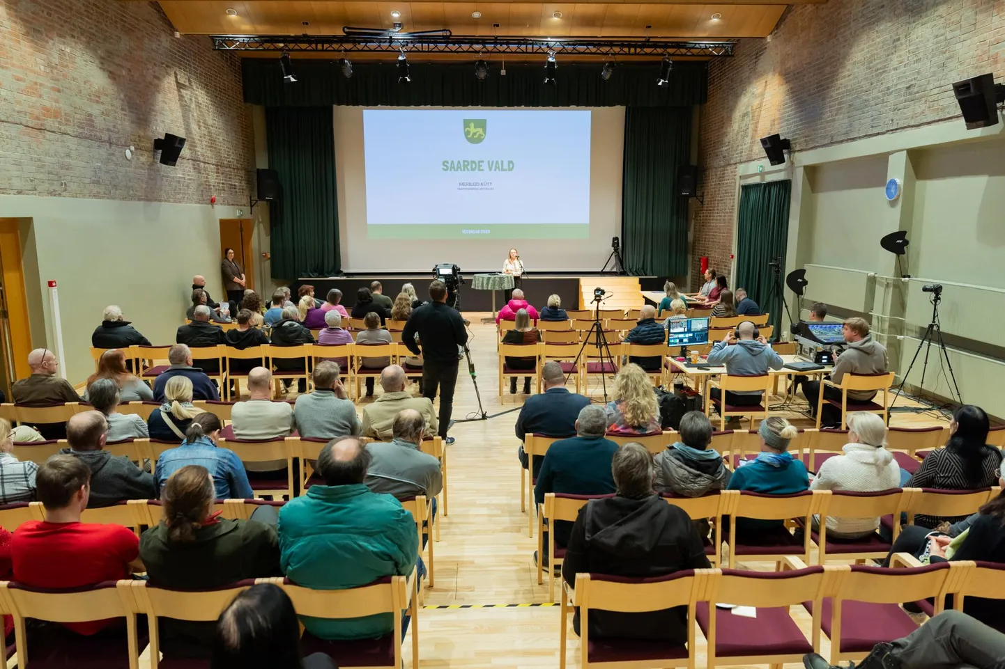 Kahel rahvakoosolekul oli Kilingi-Nõmme klubis rahvast omajagu.