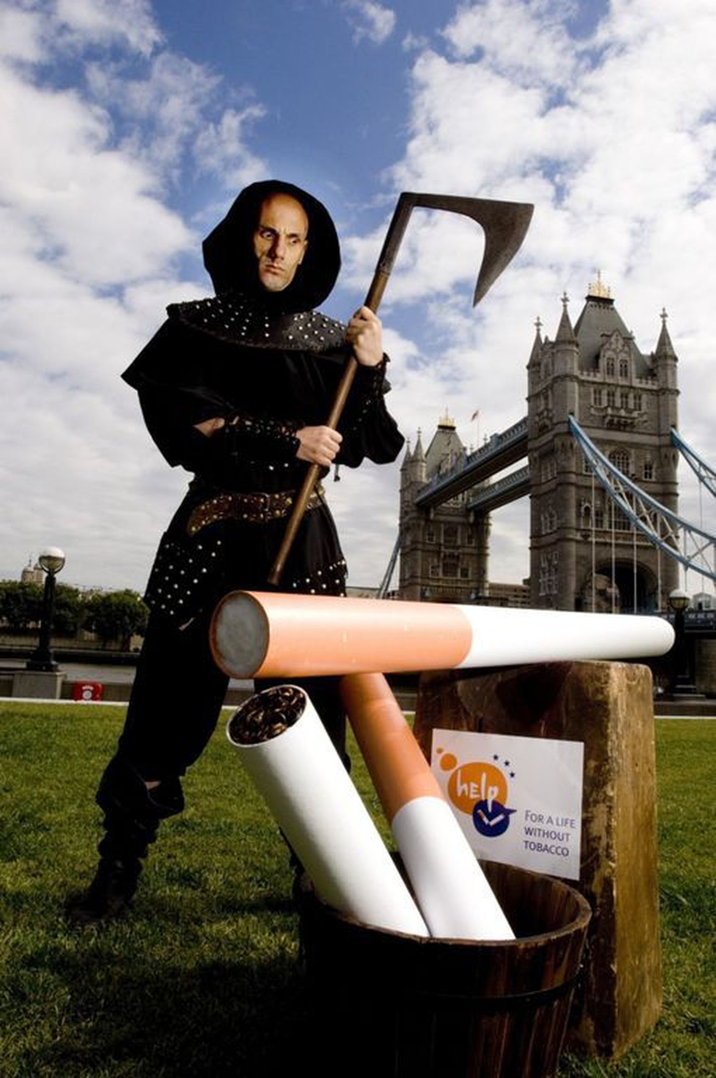 Inglise timukas annab 1. juulil kehtima hakanud suitsetamiskeelu puhul Londoni Toweri juures sigaretile surmahoobi.