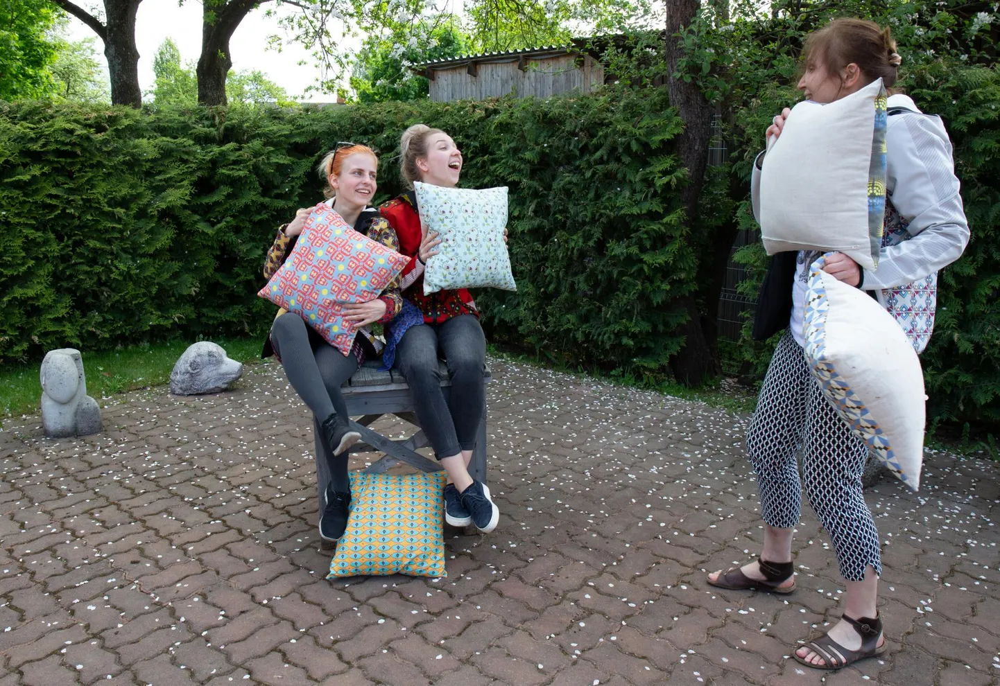 Lisaks rõivastele ehtisid kunstikooli õpilased mustritega ka patju. Väikese padjasõja pidasid kooli hoovis maha Tartu kunstikooli kolmanda kursuse õpilased Berta Kelder (vasakult), Elisa Maria Kivimägi ning praktikate ja kommunikatsiooni korraldaja Piret Paluteder.