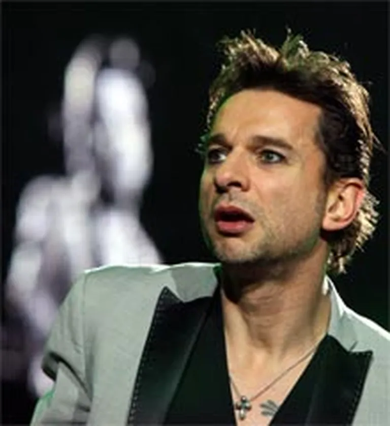 2006. gada pavasaris, Rīga. "Depeche Mode" solists Deivids Gahans grupas koncerta laikā "Arēnā Rīga".