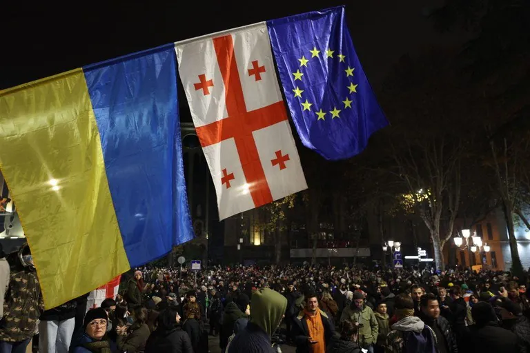 Флаги Украины, Грузии и Европейского союза над протестующими
