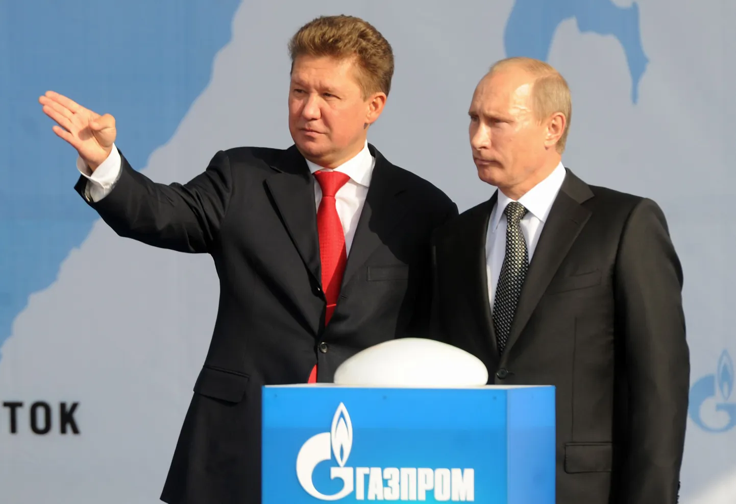 Глава Газпрома Алексей Миллер и премьер-министр РФ Владимир Путин.