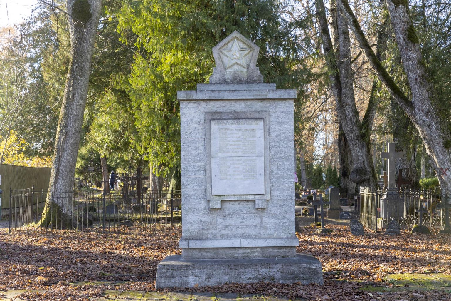 Reopalu kalmistul asuv teises maailmasõjas langenud nõukogude võitlejatele pühendatud mälestusmärk on Paide linna haldusterritooriumil ainus, mille juurde on eeldatavasti kedagi maetud.