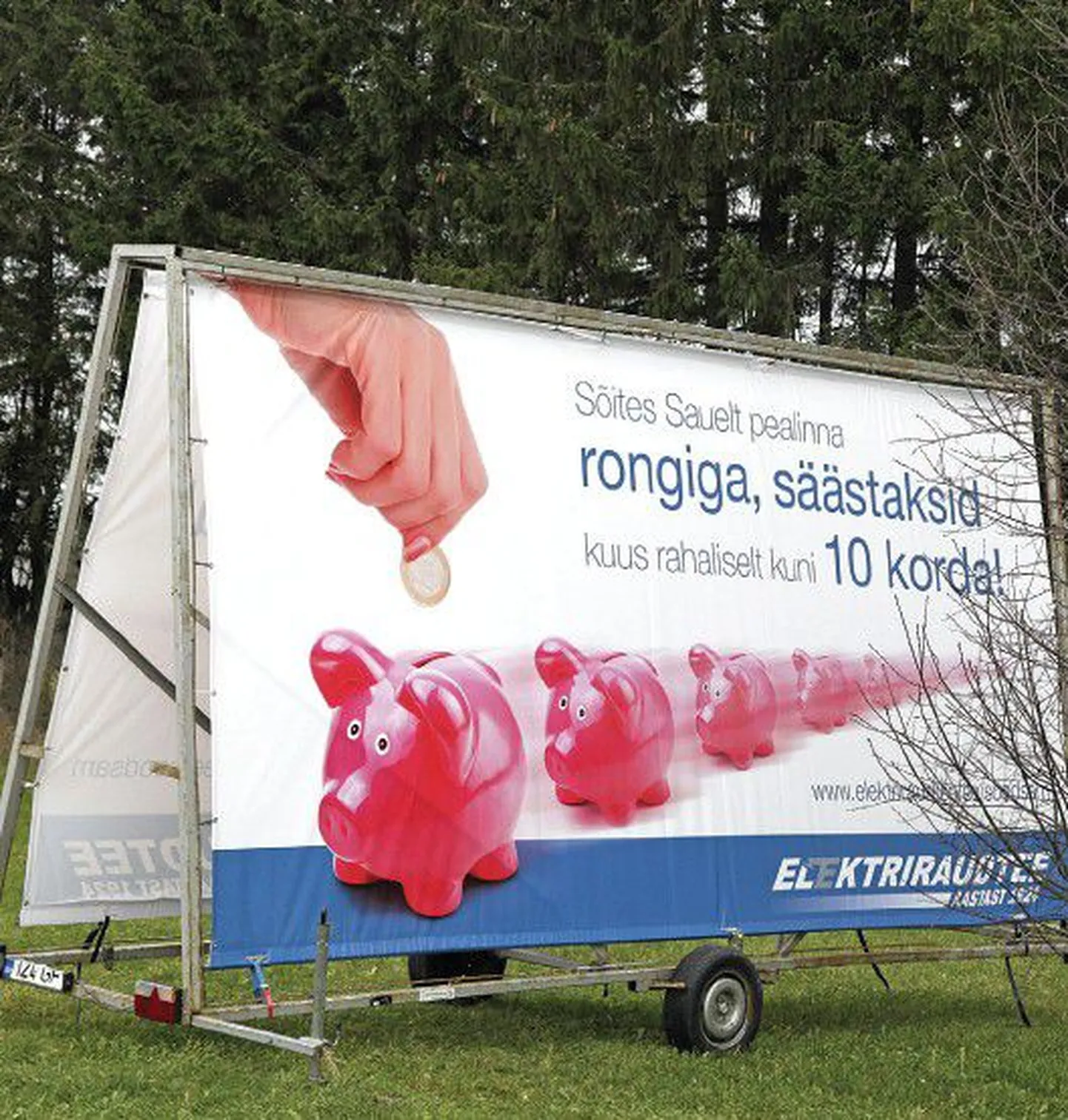 Рекламные плакаты утверждают, что на электричке можно проехать в десять раз дешевле.