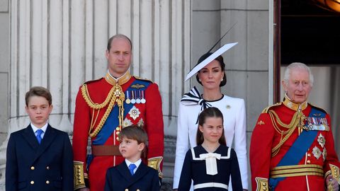 Kontroverzne izjave o cepivih proti COVID-19 in zdravstvenih priporočilih sprožajo polemike