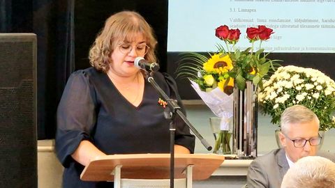 VIDEO ⟩ «Nii kiivalt varjatud anded!» Maardu linnapea üllatas rahvast ja astus perepäeval lauljana lavale