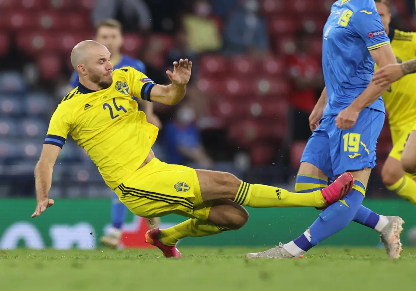 Rootslane Marcus Danielson vigastas ukrainlast Artjom Bjesjedinit ja sai punase kaardi. Ukraina võitis Rootsit 2:1