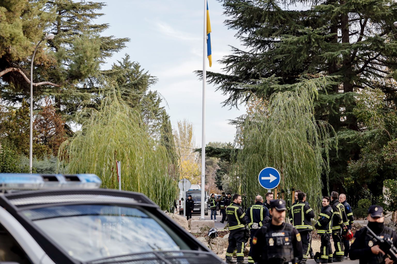 Tuletõrjujad ja politseinikud Ukraina saatkonna juures, kus toimus plahvatus, 30. novembril 2022 Madridis.