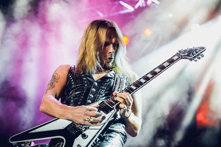 Judas Priesti kitarrist Richie Faulkner 2015. aastal Saku suurhallis.