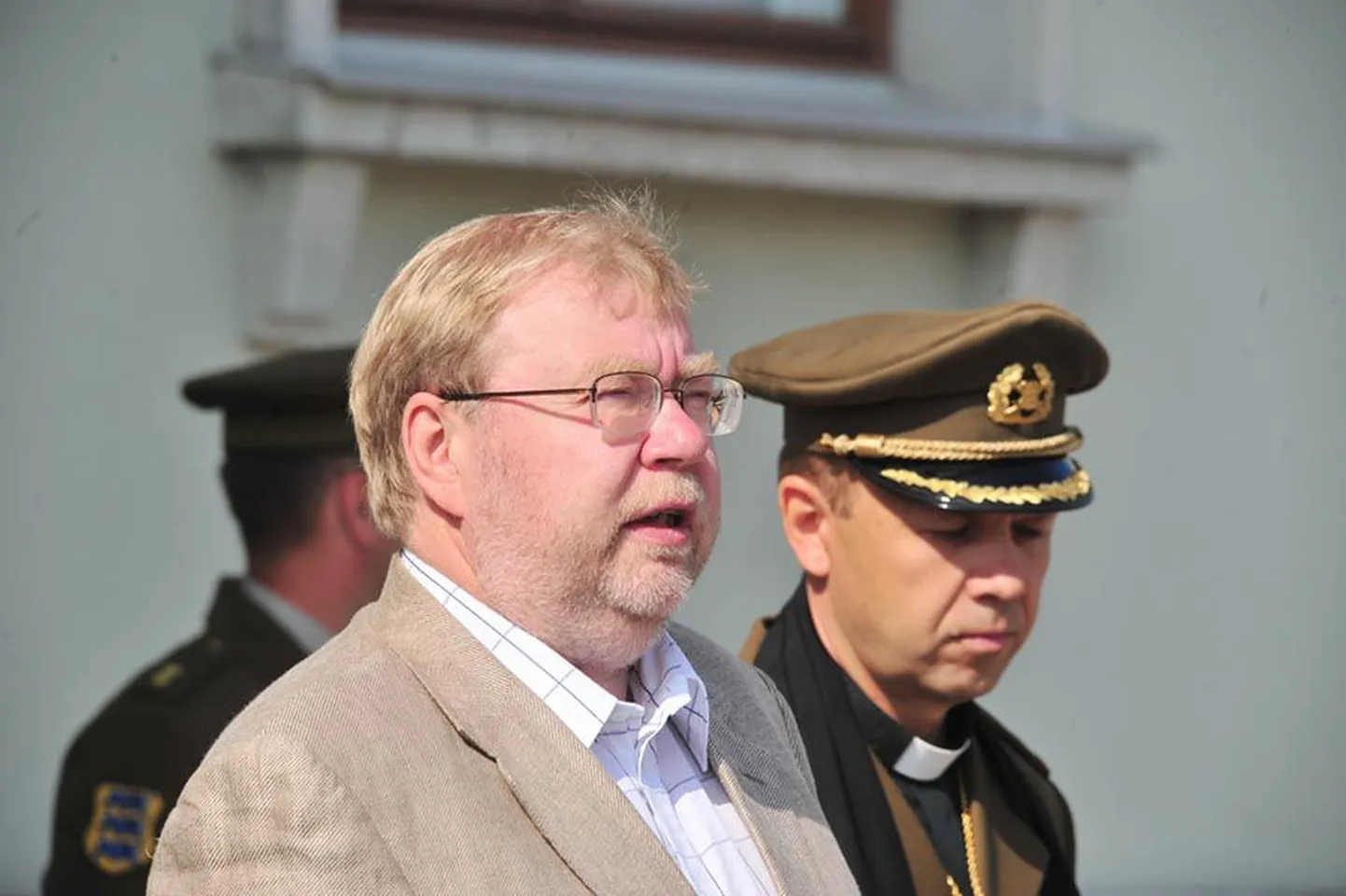 Kaitseminister Mart Laar märkis kaitseväelasi kaitstes, et kindlasti on teisi kohti, kus saab eripensione kärpida.