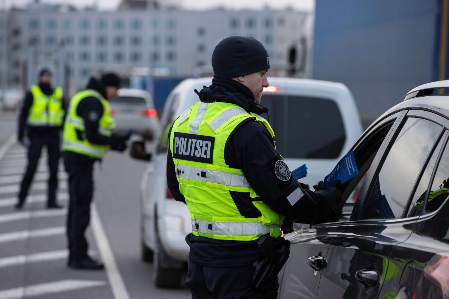 Koroonaviirus. Politsei jagas Tallinna sadamas koroona viiruse infovoldikuid Soomest Eestisse saabuvatele sõidukijuhtidele. Foto on illustratiivne.