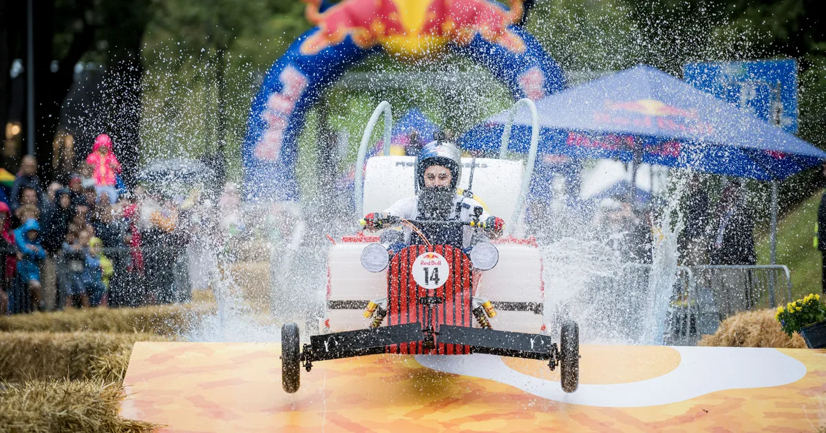 VAATA KAVA ⟩ Ajalooline Red Bull Soapbox Race Eesti stardib pühapäeval Tallinna lauluväljakul