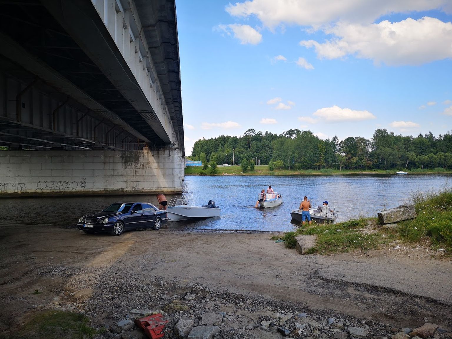 Paatide veeskamine Papiniidu silla all Pärnu jõel