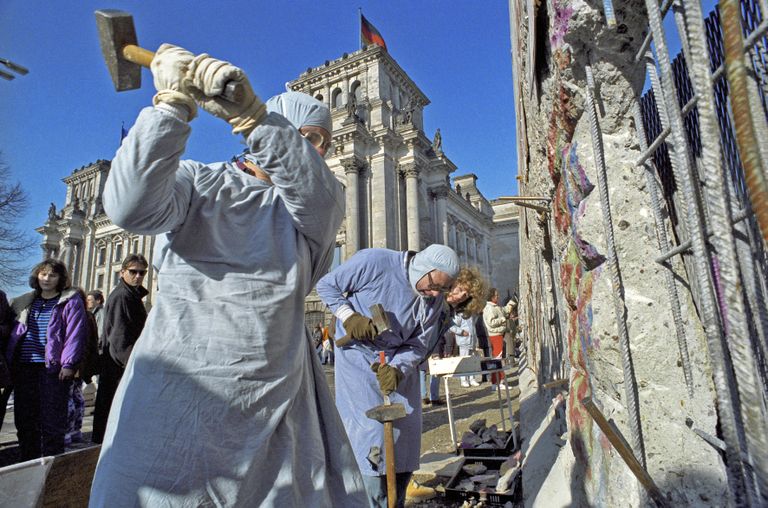 Sakslased võtmas 1990. aastal endale Berliini müürist tükke