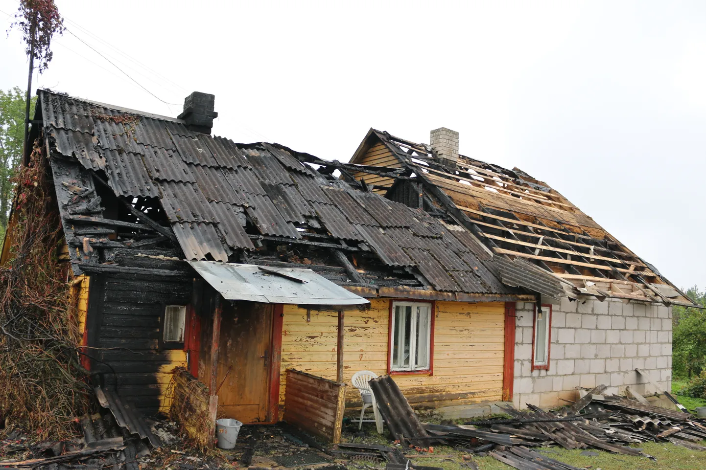 Lutike küla põlengus hävis kuur täielikult, garaažist jäid püsti vaid kiviseinad ning saunast mõned palgid.