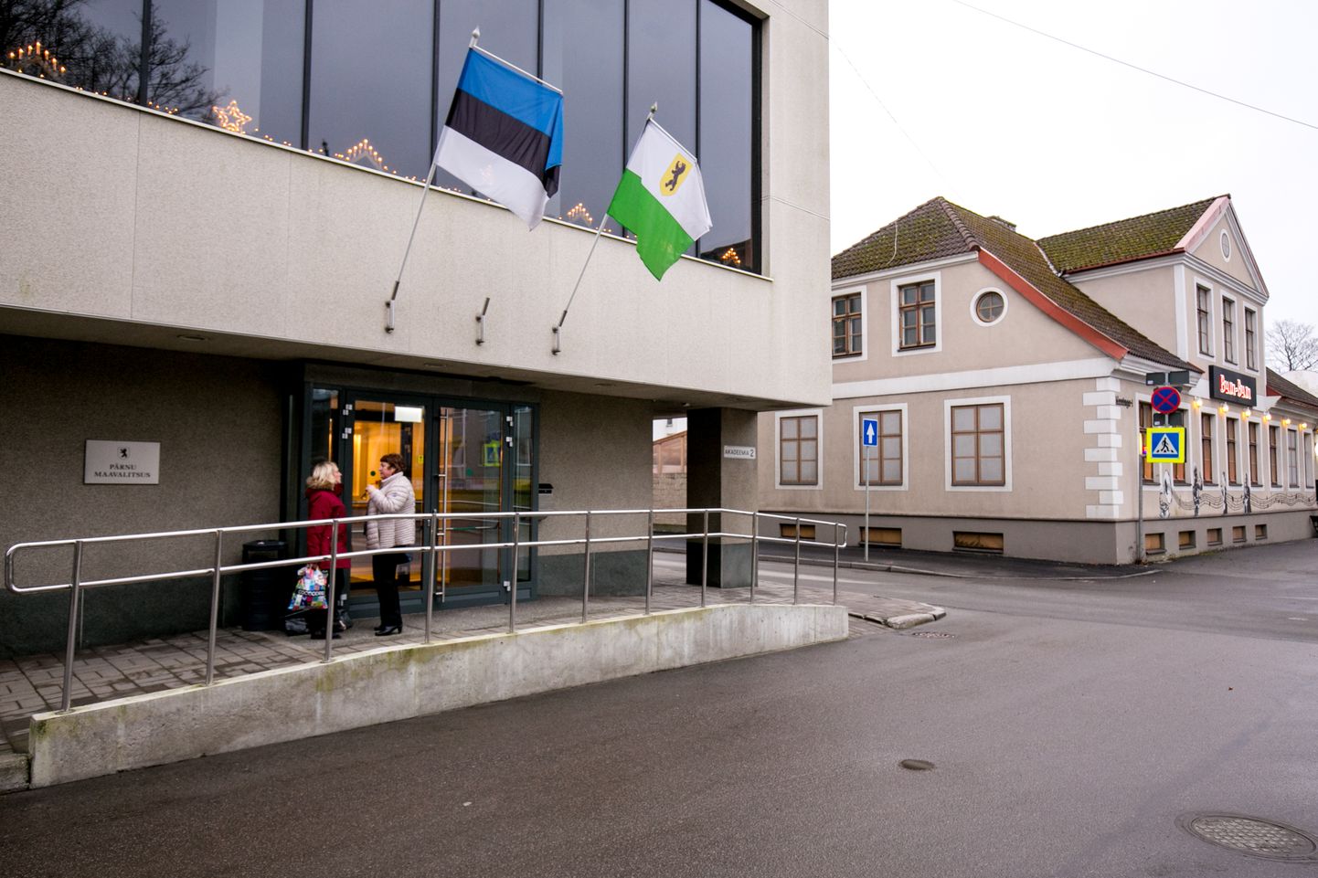 Endine maavalitsuse hoone, kus asub Pärnu KIKi kontor.