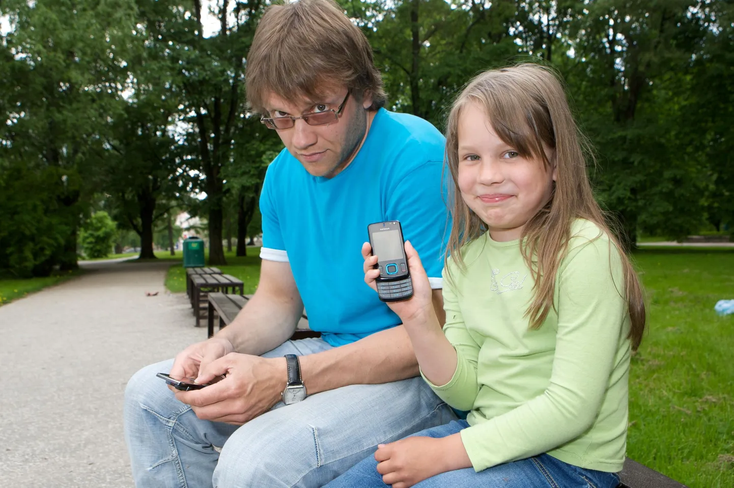 Esimesse klassi mineval Kadri-Annel on tänu isa Ago õpetussõnadele mobiiltelefoni kasutamine juba selge.