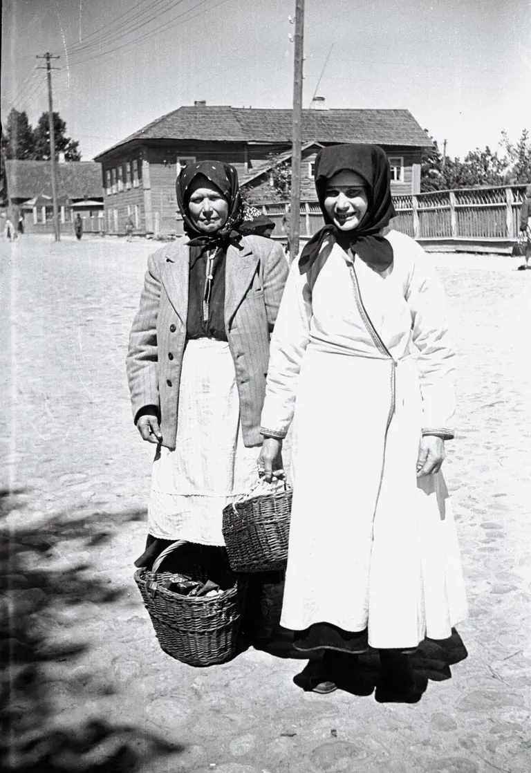 Сетуские женщины на улице Печор. 1957 год.