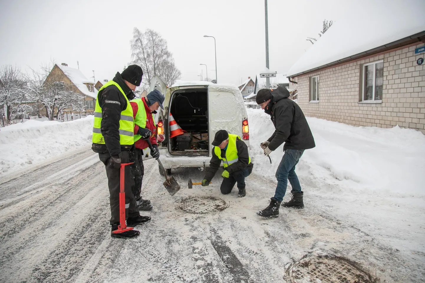 Nelja päeva jooksul avasid Suure-Jaani Halduse mehed linnas suure hulga kaeve.