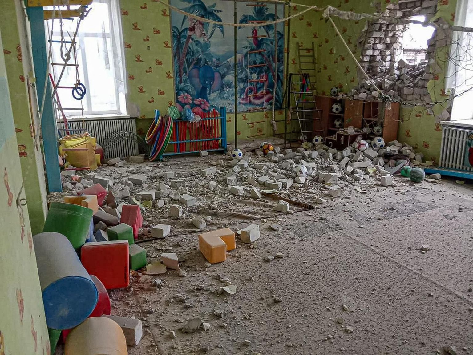 Ida-Ukrainas eile mürsuga pihta saanud lasteaed. 