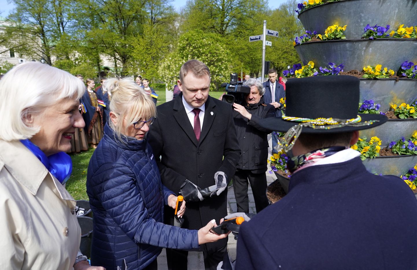 Эдвард Смилтенс принимает участие в акции "Латвийские цветы для украинской свободы" на площади Независимости в Риге