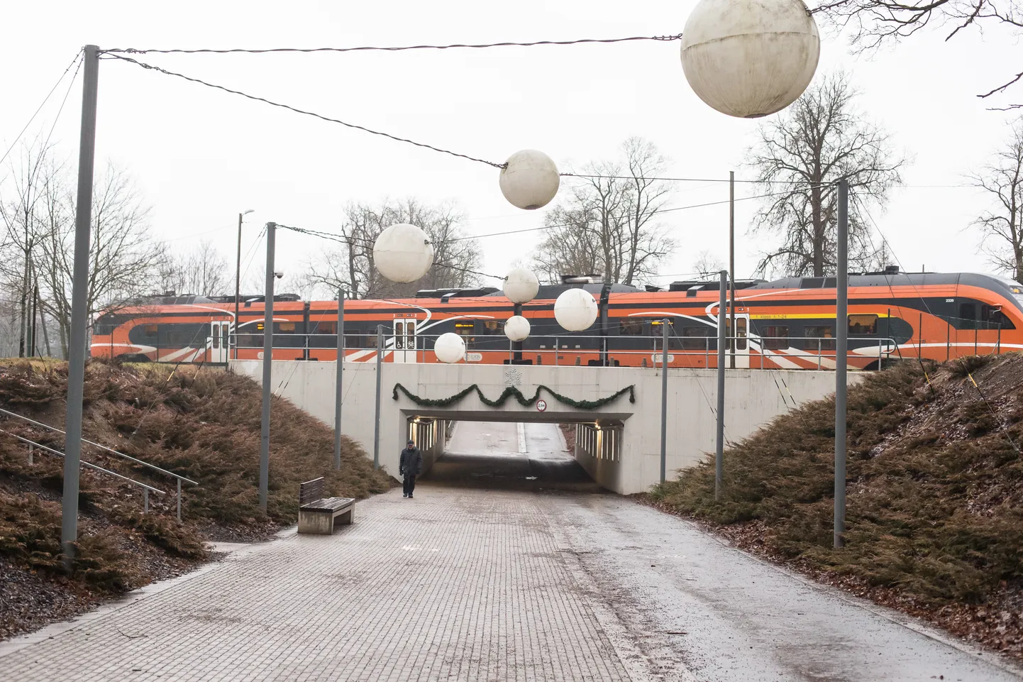 Jõhvis on praegu ainus raudteealune jalakäijate tunnel promenaadil, ehkki raudtee poolitab linna kogu ulatuses ida ja lääne suunas.