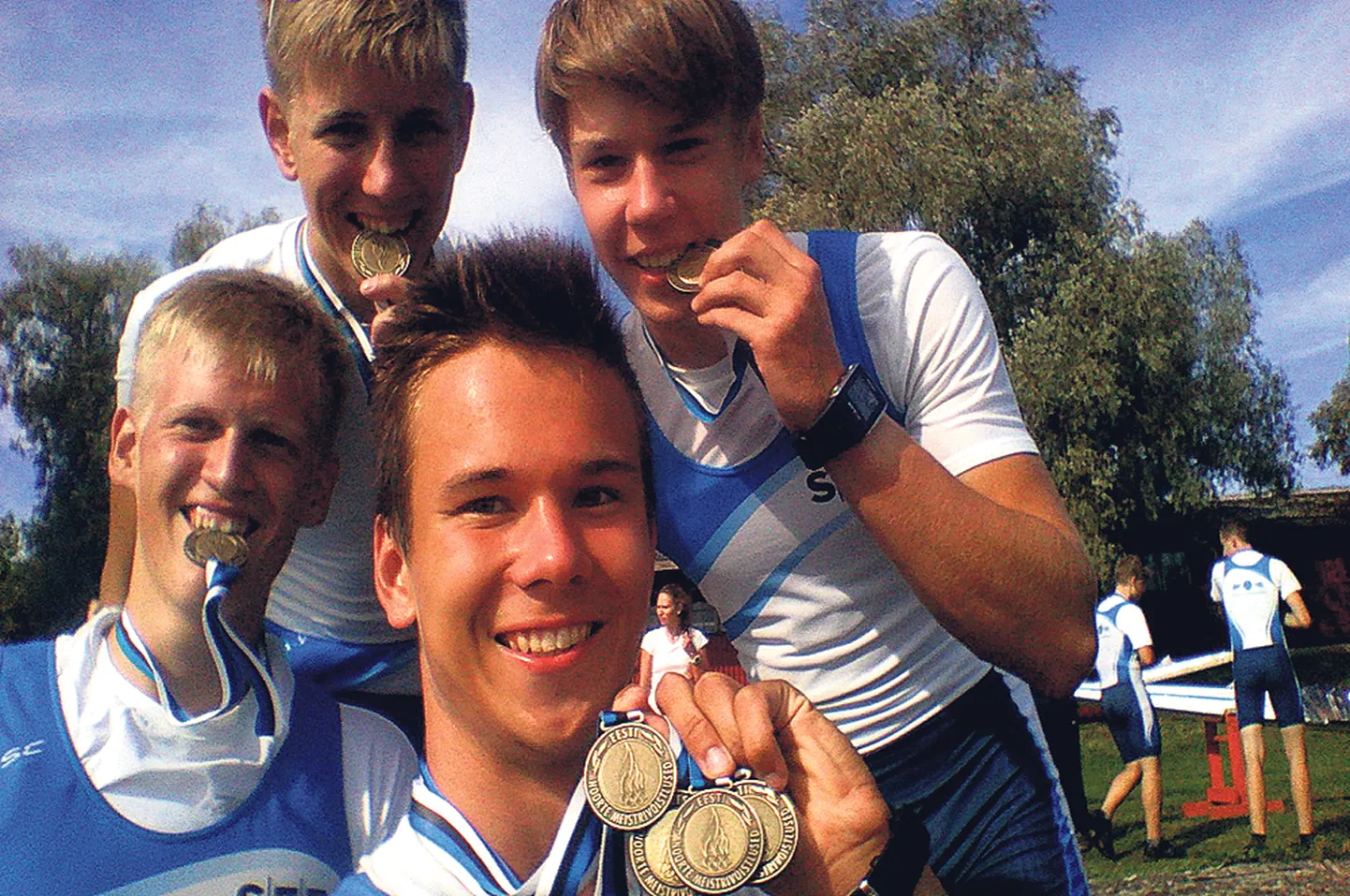 Peale võistlusi Andres Nöpsi (esiplaanil) tehtud selfi võiduka neljapaadi seltskonnaga: Rasmus Tensing (vasakult), Joonatan Kama ja Karl August Ruusalepp.