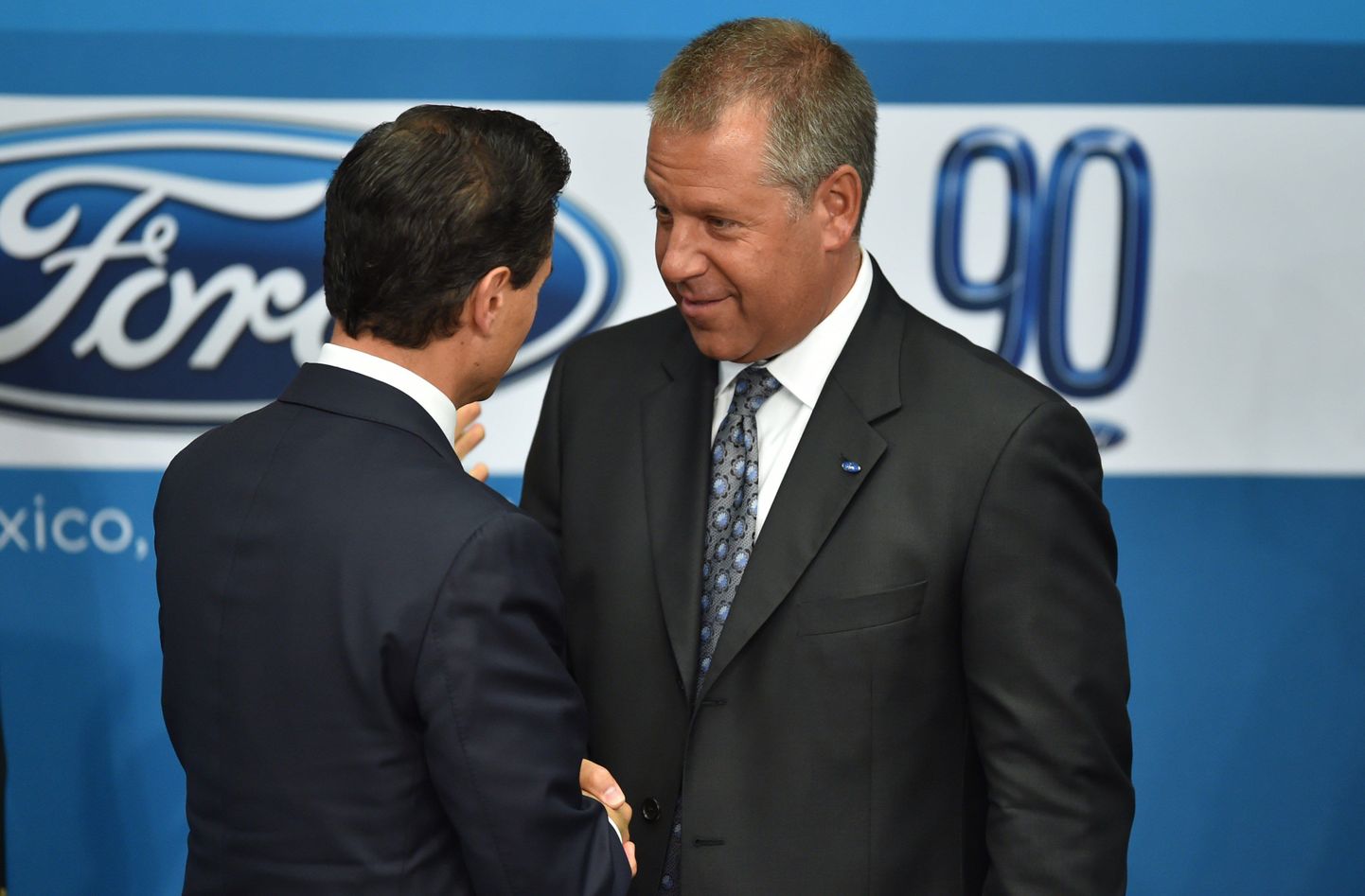 Fordi Ameerika haru president Joseph Hinrichs (paremal) ja Mehhiko president Enrique Pena Nieto Fordi hiigelinvesteeringust teataval pressikonverentsil.