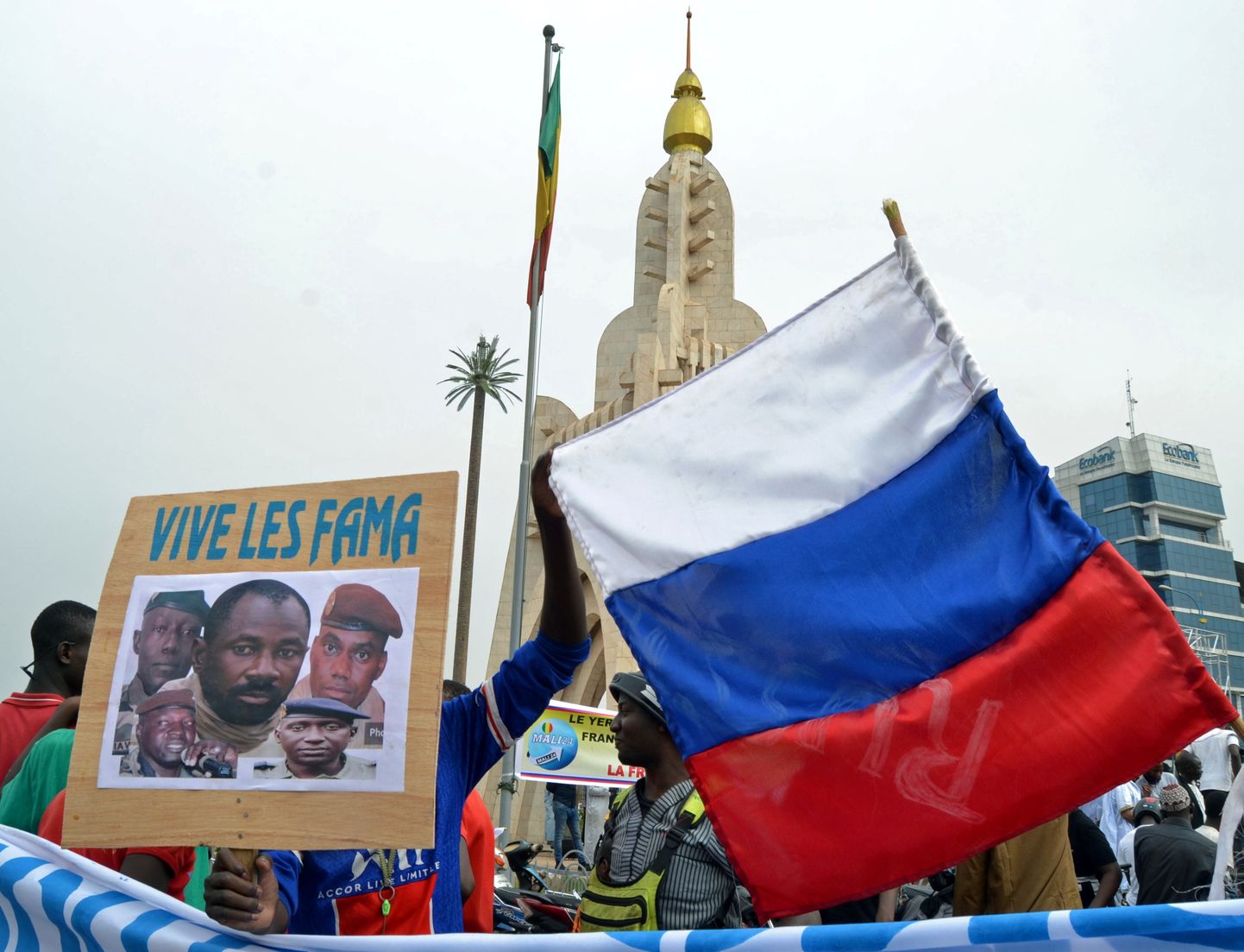 Venemaa lipp ja Mali sõjaväe juhtfiguuride piltidega plakat Bamakos.