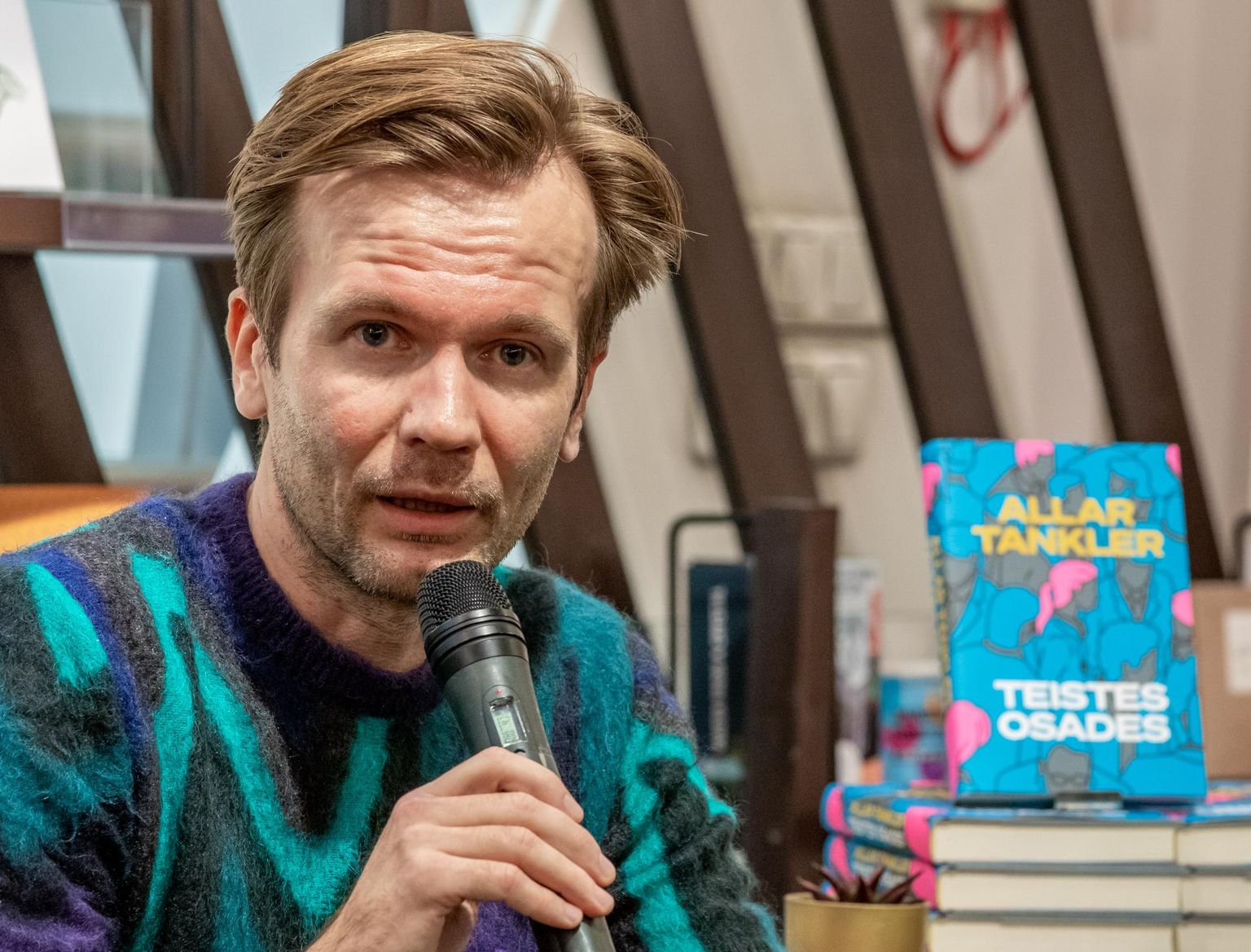 Allar Tankler tänavu jaanuaris oma romaani «Teistes osades» esitlusel Pärnus.