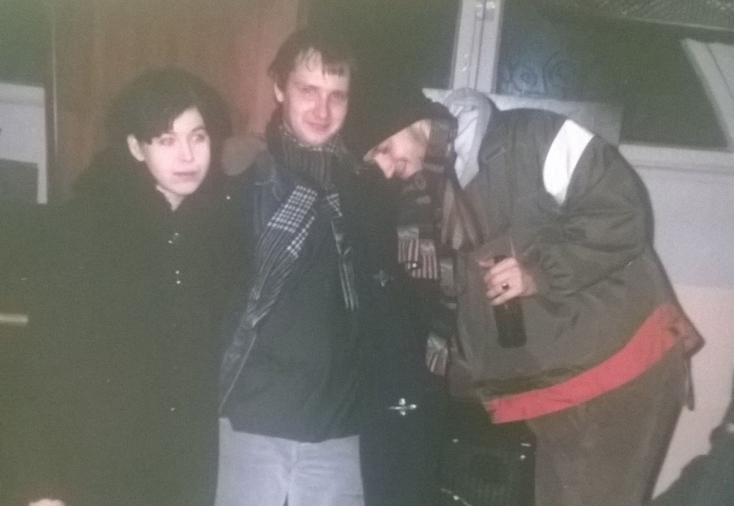 Aivar Tõnso (keskel) ja Raul Saaremets (paremal) koos Aivari kauni kaaslannaga peale klubi Bel Air viimast pidu 15.02.1997.