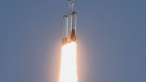 NASA uus kosmosesilm alustas 1,5 miljoni kilomeetrist teekonda: Romani start õnnestus – mõlemad külgmootorid maandusid ja on valmis uueks kasutuseks