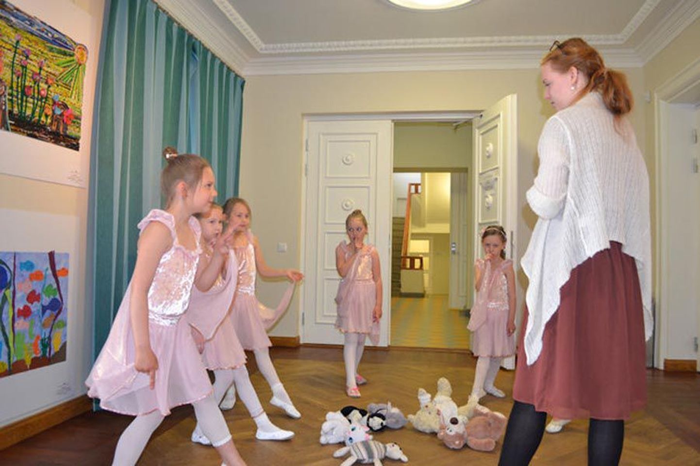 Tantsutüdrukud valmistusid oma etteasteks Sakala keskuse fuajees.