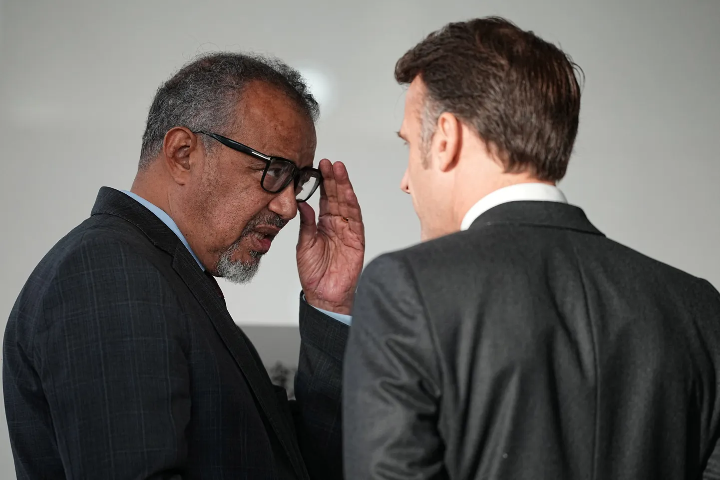 Tedros Adhanom Ghebreyesus koos Prantsusmaa presidendi Emmanuel Macroniga 17. detsembril Lyonis.