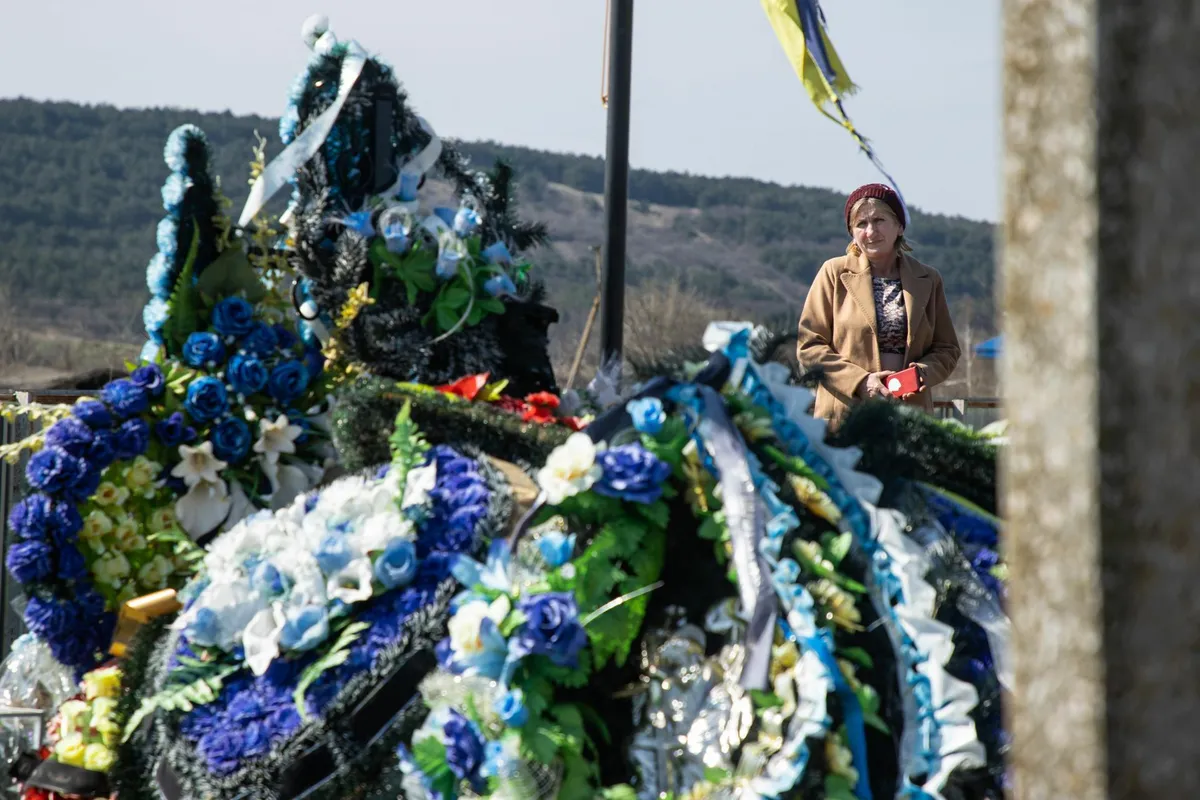 Светлана Олинык у могилы своего 22-летнего сына Андрея.