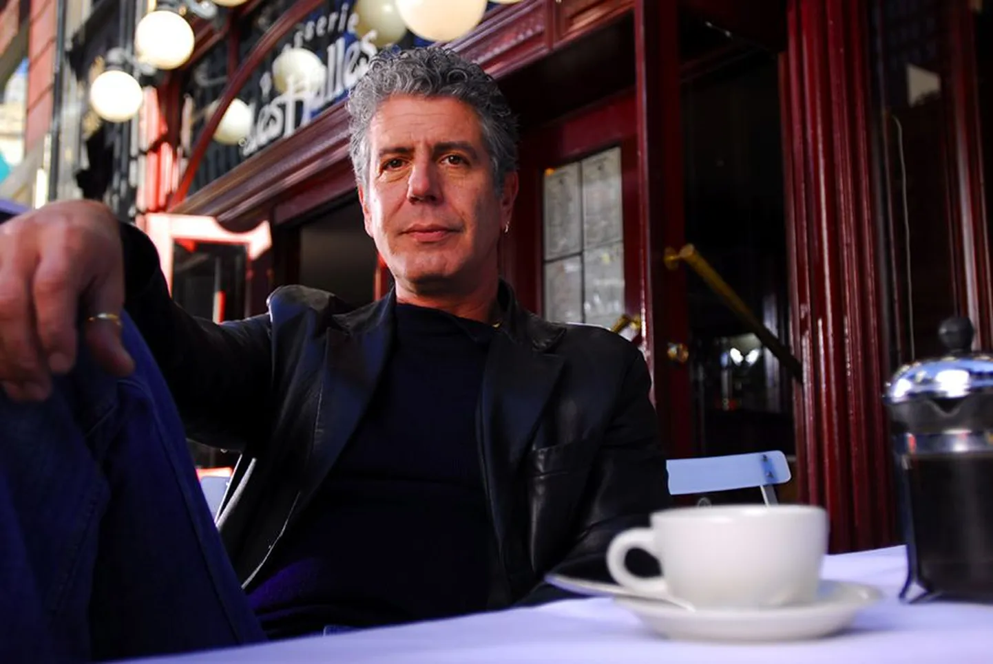 Lapsest saadik kokaks saada ihanud Anthony Bourdain õppis ahnelt ja väsimatult ning kohanes selle kummalisevõitu maailmaga, mis tema ees köögisügavustes avanes.