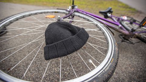 FOTOD ⟩ Tallinnas jäi ülekäigurajal auto alla rattur