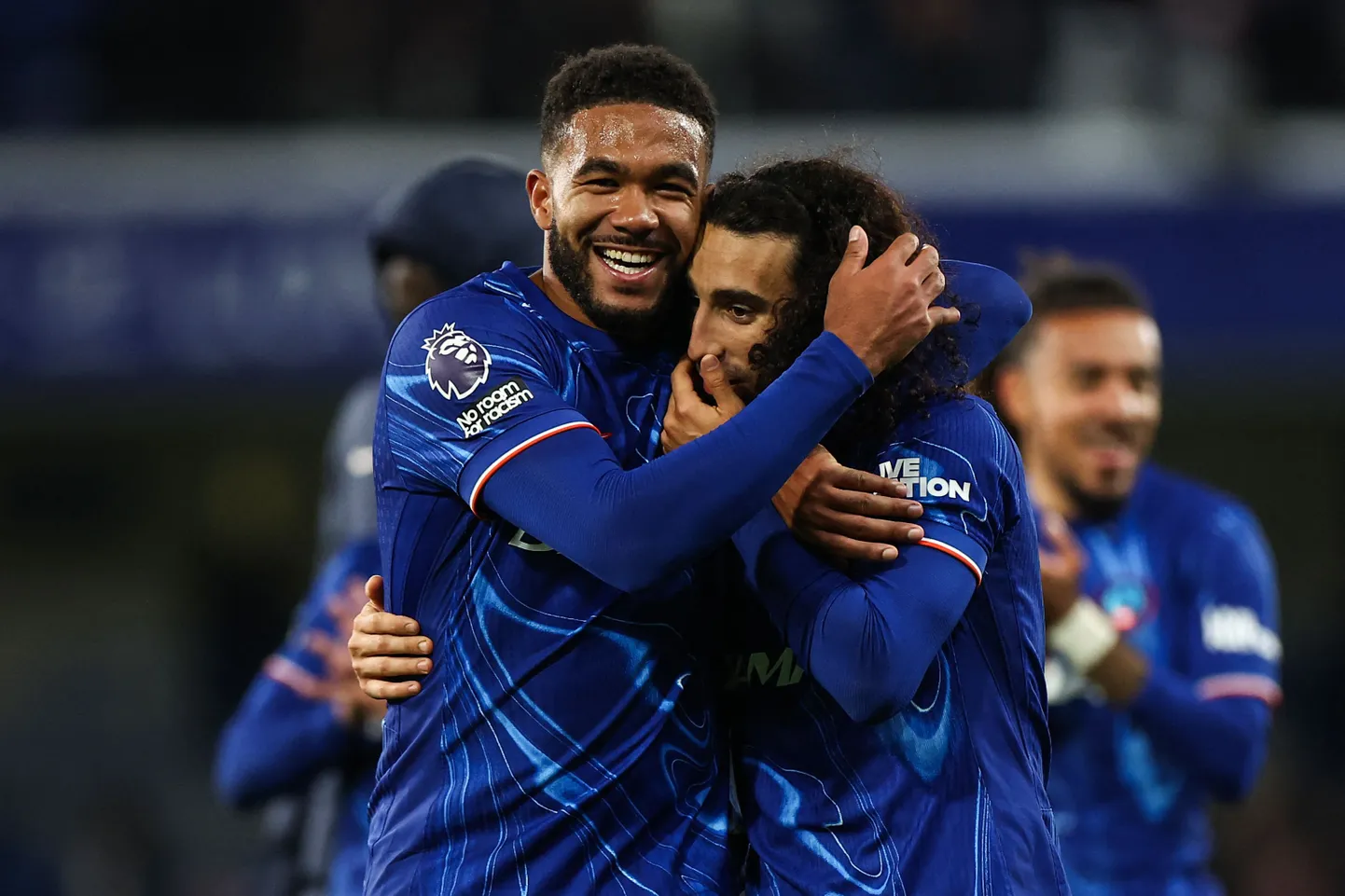 Värava löömisega Chelseale võidu kindlustanud Marc Cucurellat (paremal) õnnitleb Reece James.