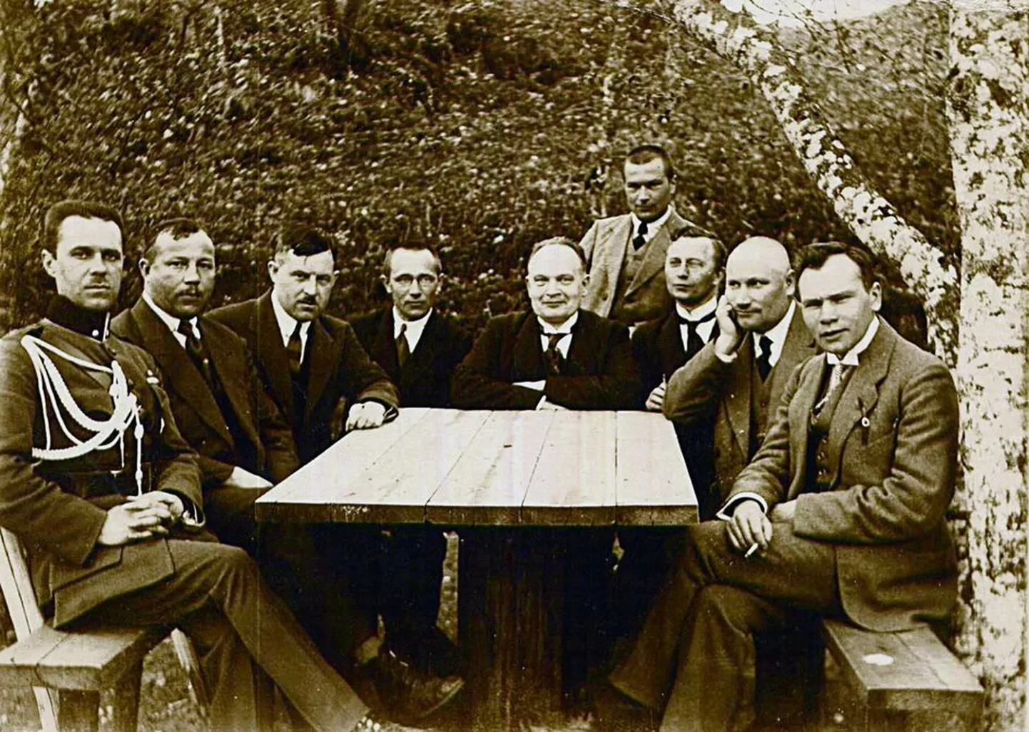 Jäneda põllutöökooli kuratoorium 1920ndate aastate keskpaigas: (vasakult) riigivanema adjutant, Karl Erma, ?, ?, Konstantin Päts, August Rebane, Rudolf Allmann, Benjamin Martin ja Juhan Kalm.
