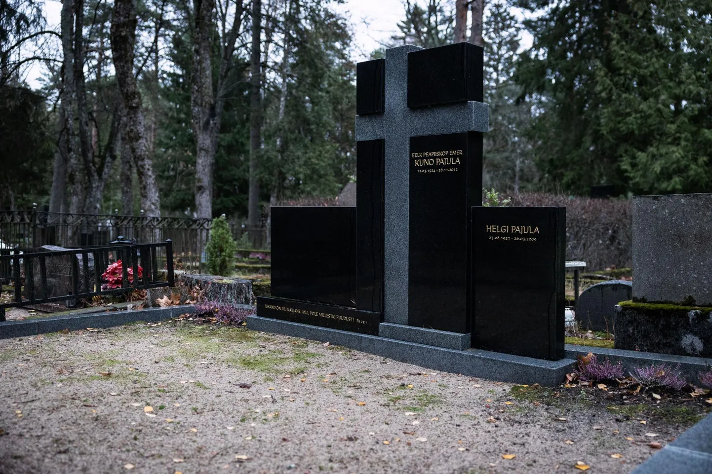 Voldemar Kuslap sõnab kunagise peapiiskopi Kuno Pajula ja tema abikaasa hauaplatsi kohta, et lihtne, lakooniline, aga paljuütlev.
