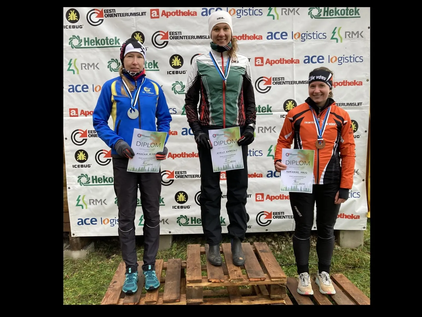 Orienteerumise Eesti meistrivõistluste pika raja naiste eliitklassi medalivõitjad: Annika Rihma (vasakult), Evely Kaasiku ja Marianne Haug.