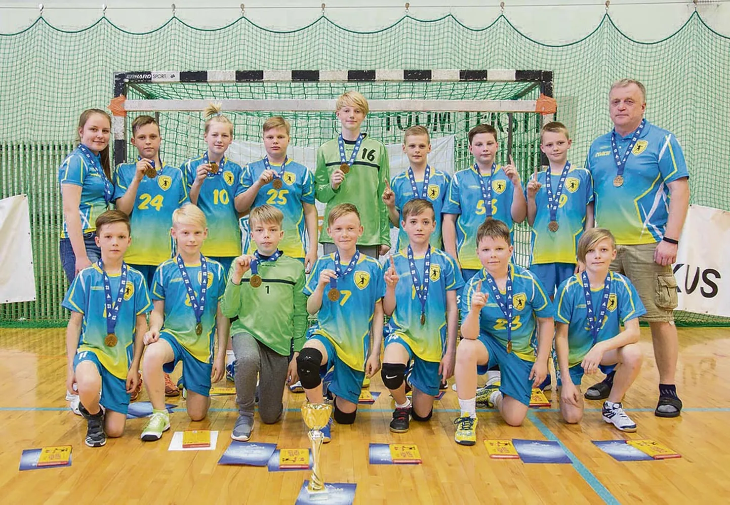 Võidukas HC Pärnu tiim (tagareas vasakult): treener Merili Heinla, Karl-Vahur ­Vahemets, Kaspar ­Timusk, Oskar Viin, Averi Hännile, Jan-Bret Maiste, Gregor Je­gorov, Raian Kuusk ja treener Toomas Heinla; (esireas vasakult) Gerrit Järv, Gregor Soomets, Henri Mitt, Samuel Einbaum, Rasmus Koel, Kristjan Heinla ja Kristofer Põld.