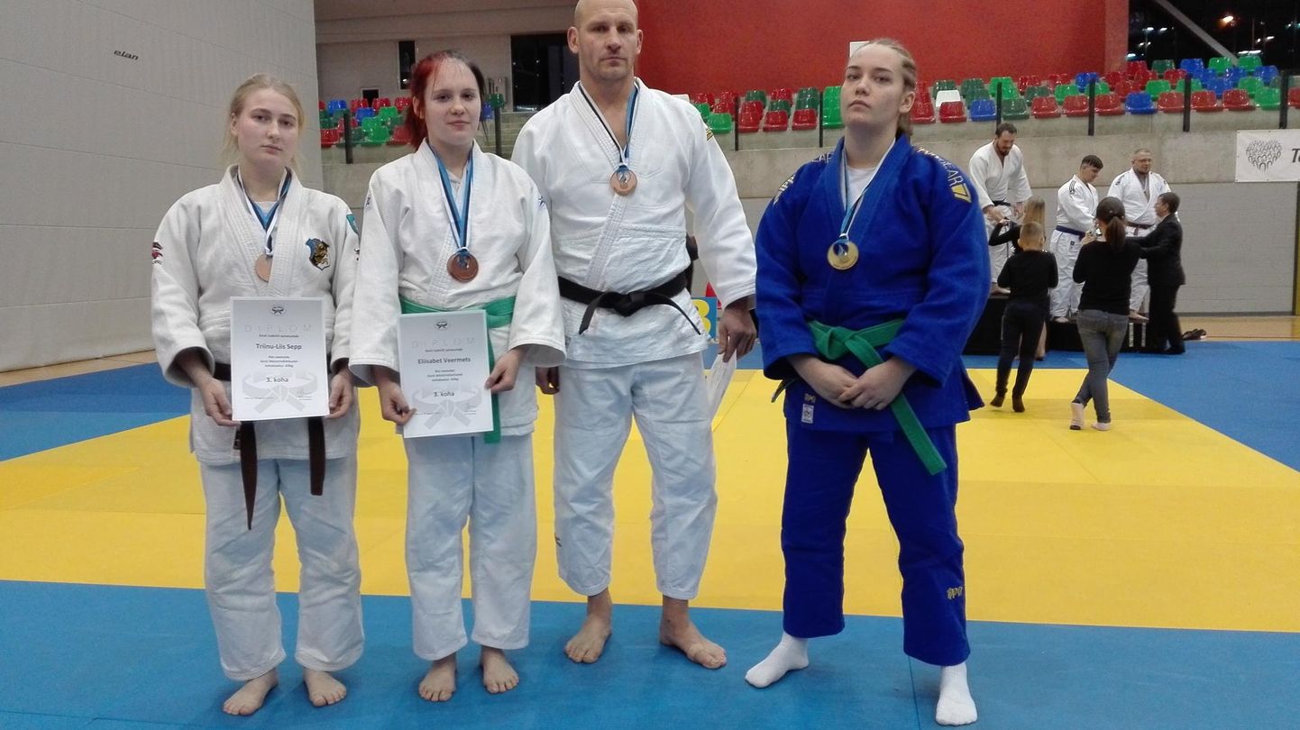 Viljandi medalistid (vasakult) Triinu-Liis Sepp, Eliisabet Veermets, Miko Silde ja Laura Silde.