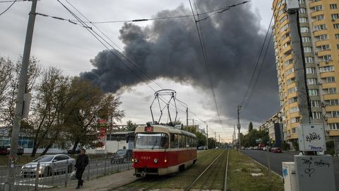 Okupantu gaisa triecienā Kijivā cietusi Polijas vēstniecība