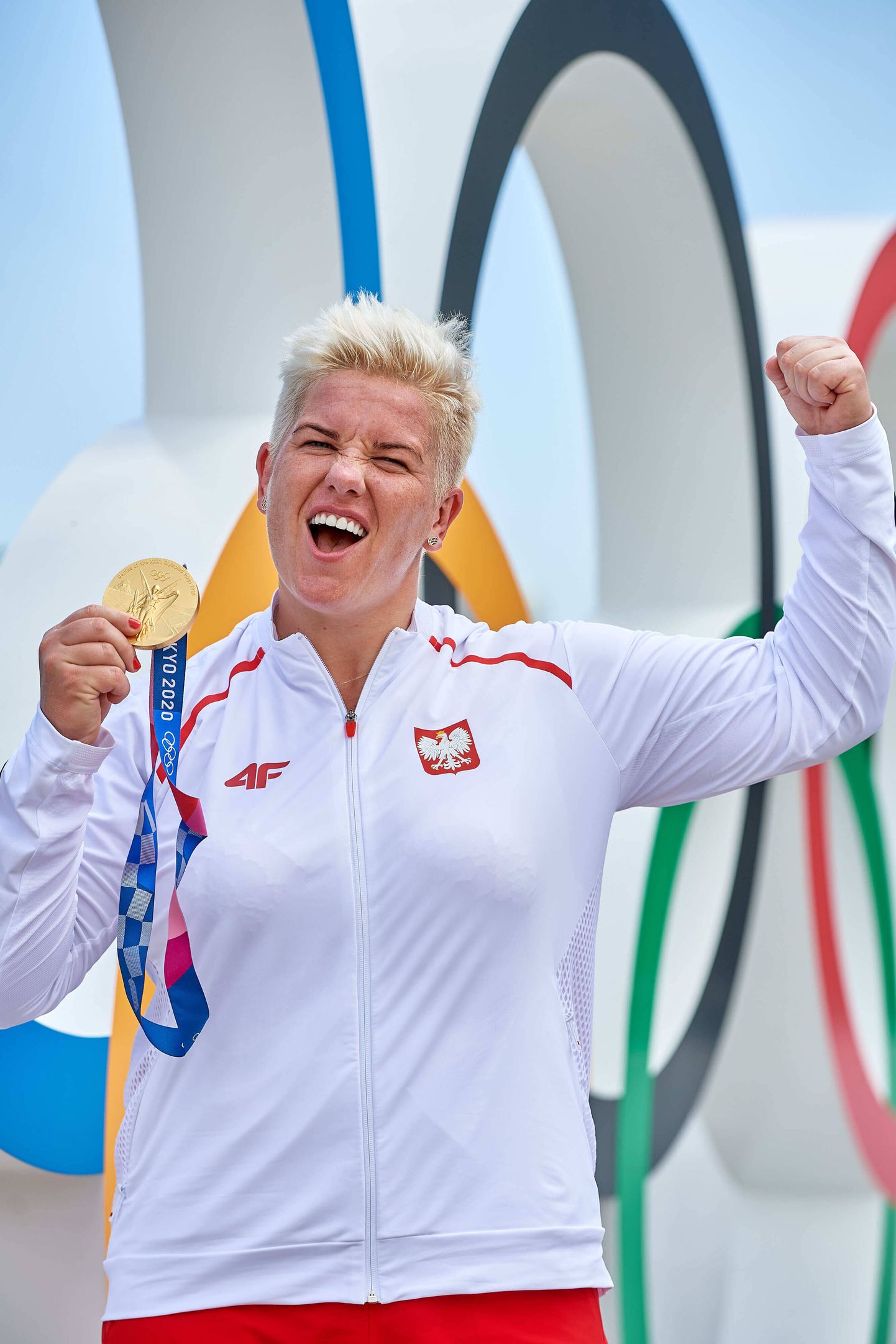 Anita Włodarczyk rõõmustamas järjekordse kuldmedali üle.