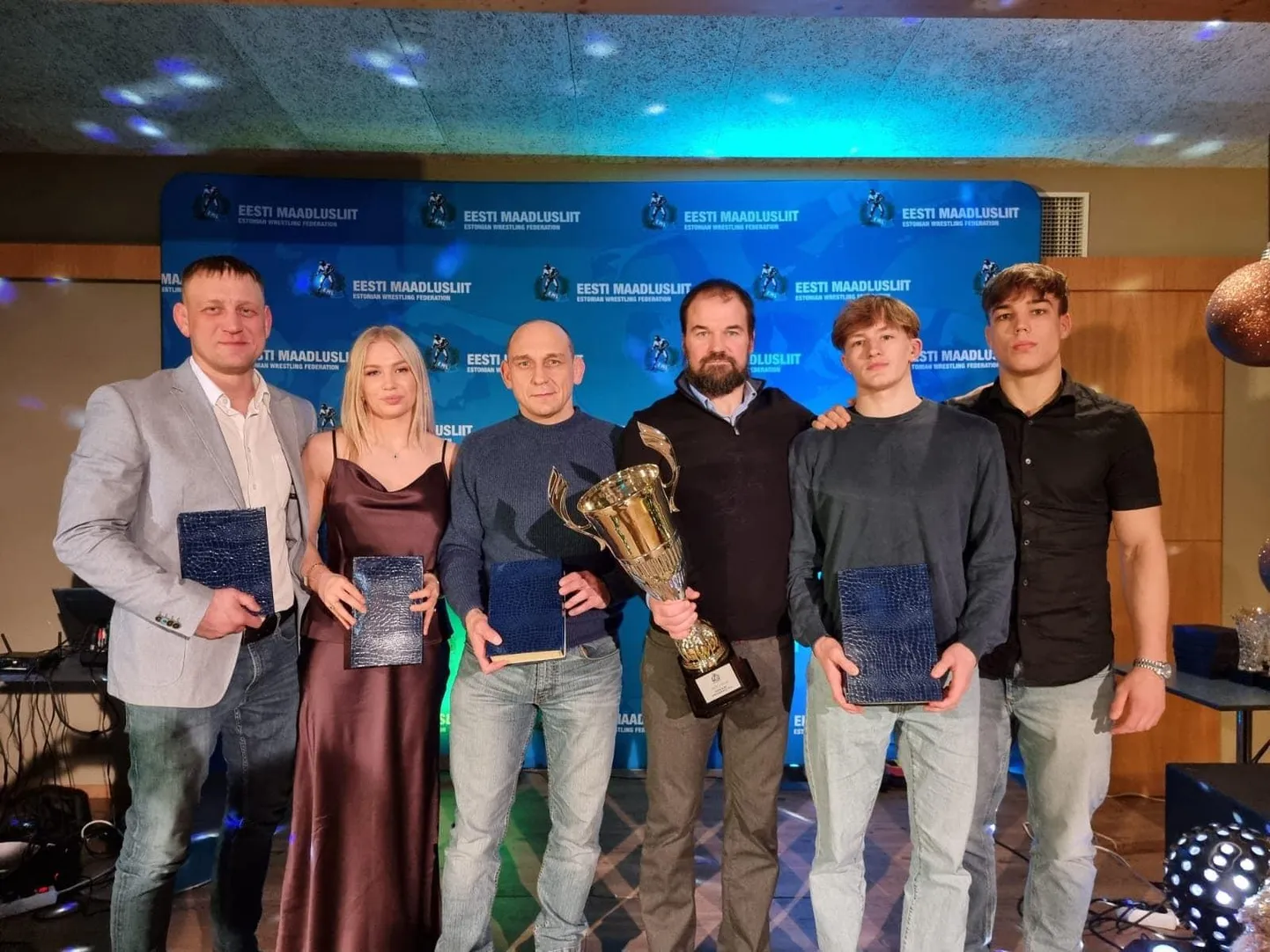 Viljandi Tuleviku klubi valiti vabamaadluses Eesti parimaks. Fotol on (vasakult) treener Rain Aleksandrov, U-17 vanuseklassi parim naismaadleja Lisette Böttker, treener Ahto Raska, klubi president Indrek Vassus, U-20 vanuseklassi parim maadleja Rene Talts ning Tristan Aleksandrov.