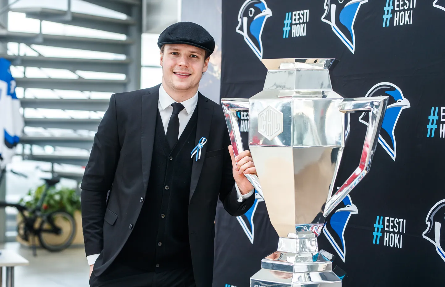 Eesti jäähokikoondise ja Jyväskylä JYPi ründaja Robert Rooba Meistrite liiga karikaga.