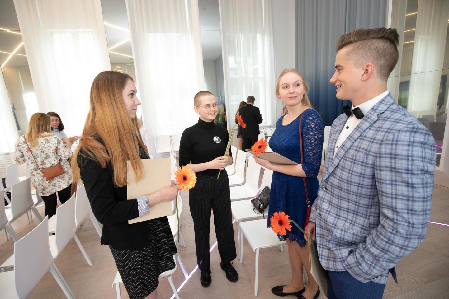 Lääne-Viru Omavalitsuste Liit tunnustas parimaid õpilasi Rakvere linnavalitsuse valges saalis. Tublide Rakvere gümnaasiumi õpilaste seas kuldmedalist Eleriin Miilman (paremalt kolmas).